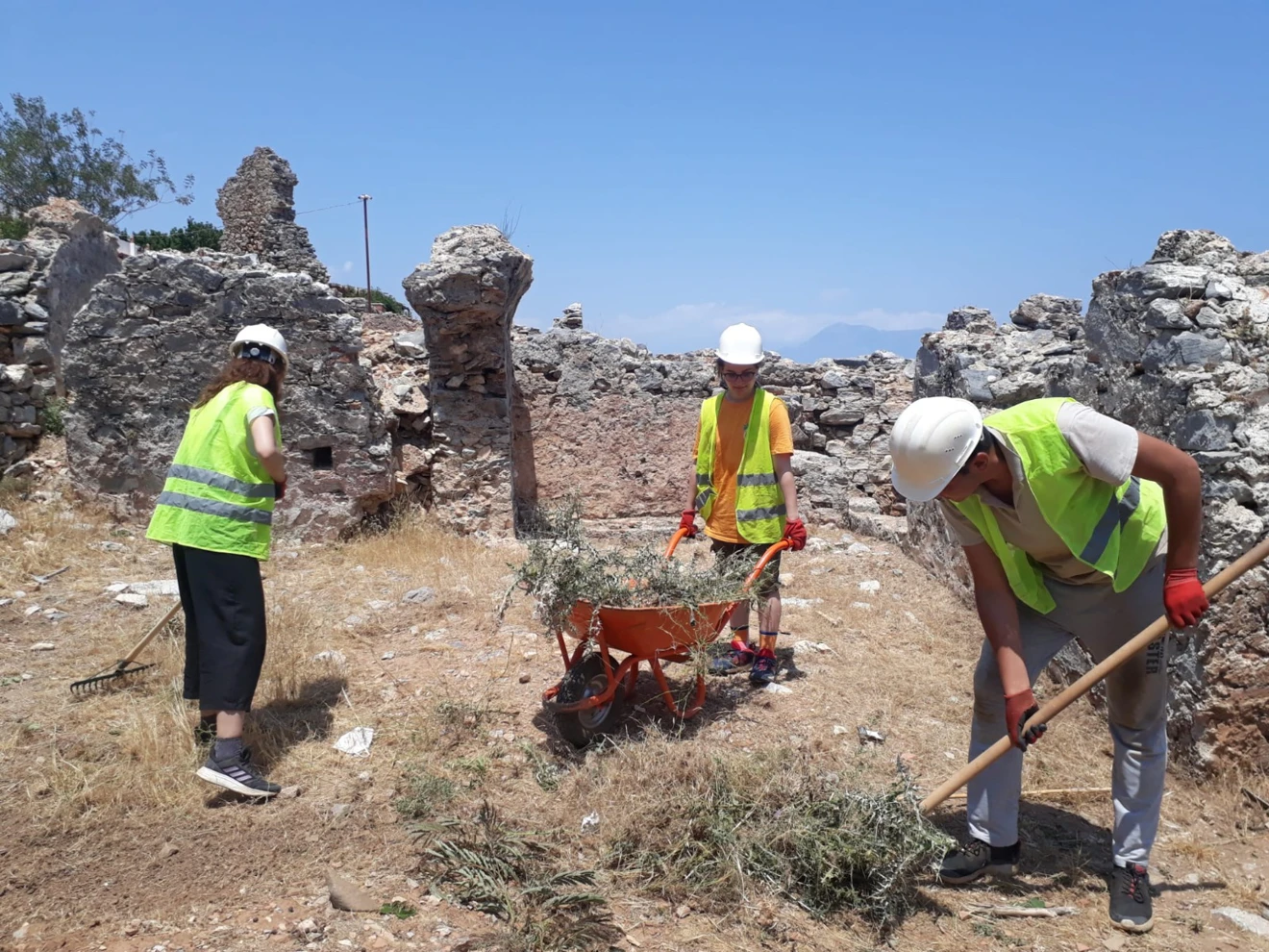 Anemurium Antik Kenti 2023 yılı çalışmaları bilim heyeti üyeleri; arkeoloji, sanat tarihi ve restorasyon - konservasyon bölümü öğrencileriyle birlikte, bir çok alanda titizlikle yürütülmektedir.